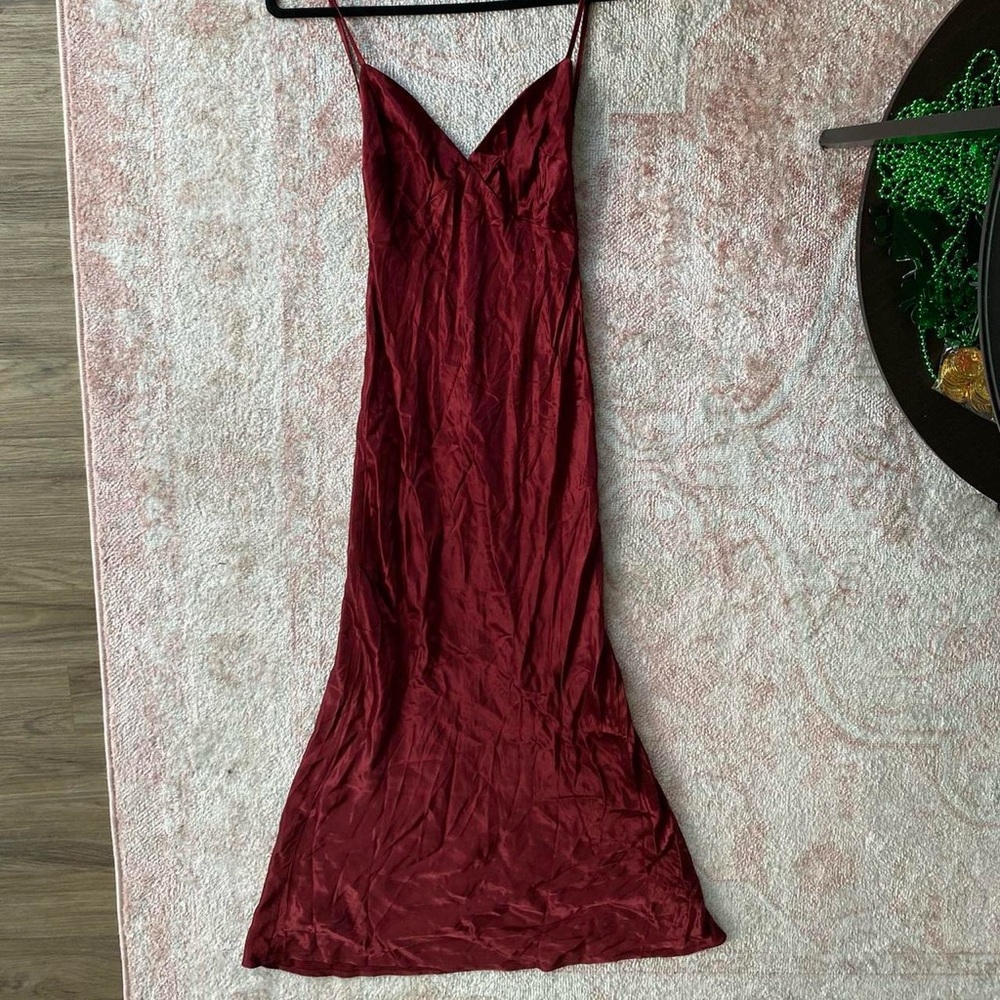 Meshki Kiko Satin Chiffon Midi Dress – Burgundy